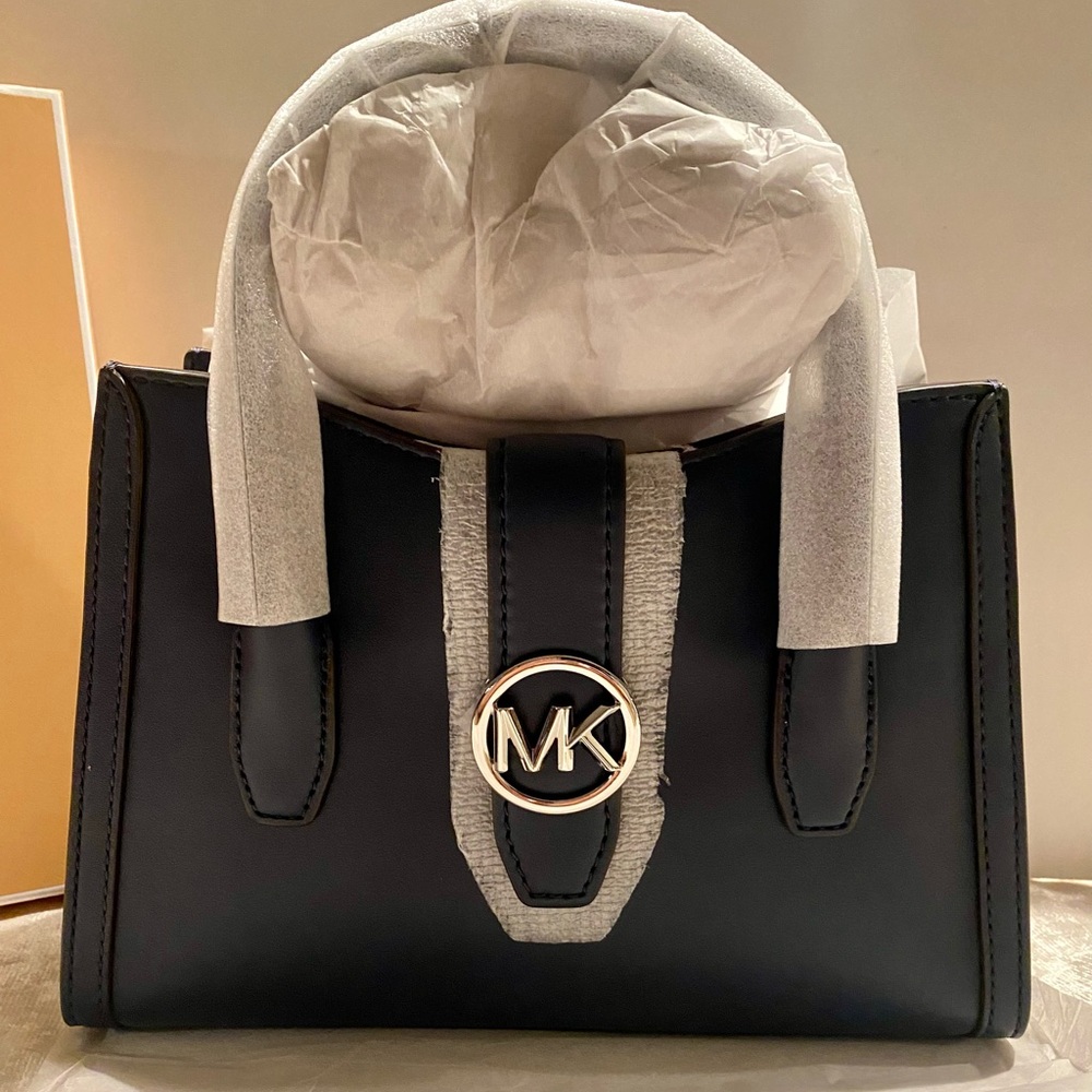 MICHAEL KORS Gabby Small Satchel NAVY
NWTs fr MK store large silver MK hardware